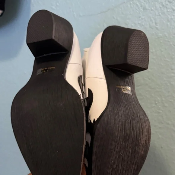 White and Black Western Boots - Picture 5 of 10